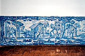 Lisbona - Il Museo Azulejos ospitato nell'ex convento Madre de Deus. Dettaglio delle decorazioni delle pareti.